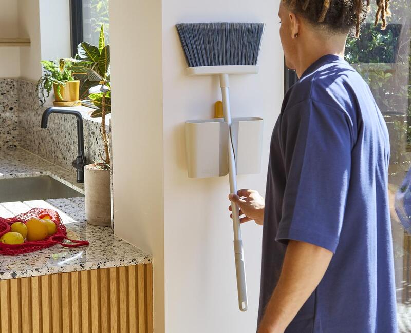 Smeták s nástěnným držákem CleanStore 65008, Stone