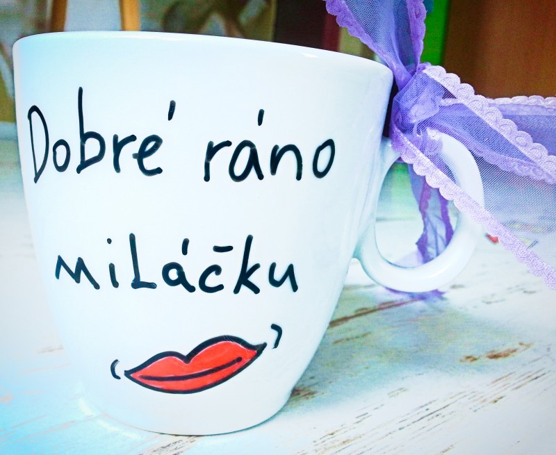 Pletené ponožky a porcelánový hrnček
