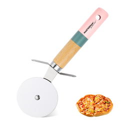 Kráječ na pizzu s dřevěnou rukojetí – růžovo-modrý